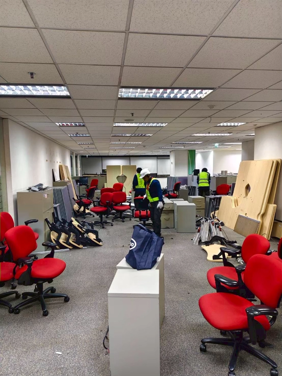 ผลงานการรื้อถอดขนย้ายประกอบติดตั้งเฟอร์นิเจอร์โต๊ะทำงาน